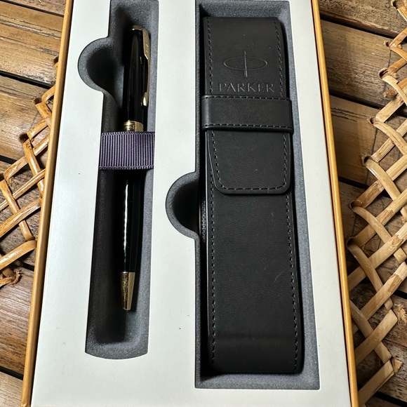 ✍️Parker Pen black and gold with box and case writes in black - Picture 2 of 12